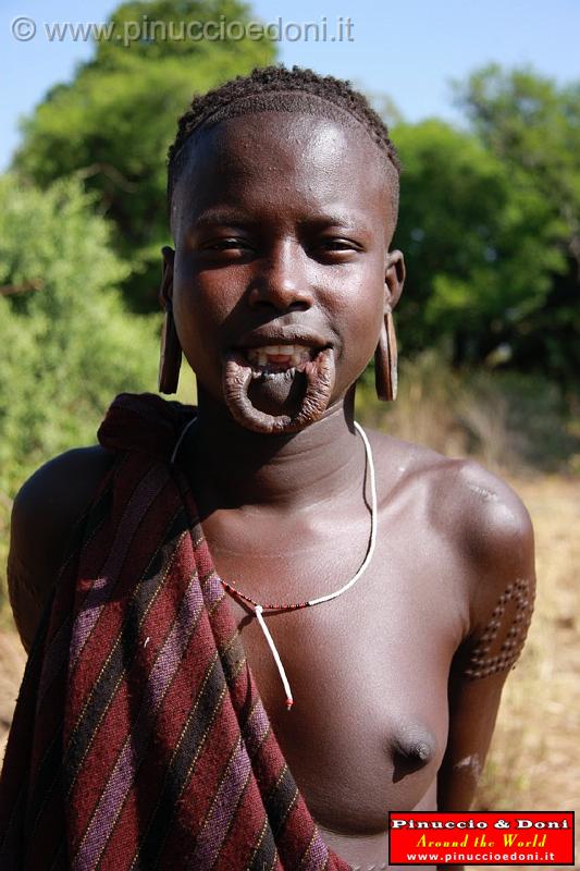 Ethiopia - Tribu etnia Mursi - 19 - Donna senza piattello.jpg